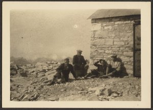 [Figuras e Edifício de Pedra]. de Louis Fleckenstein