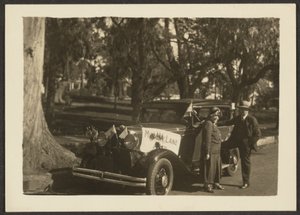 [Figuras num carro com bandeiras]. de Louis Fleckenstein