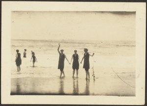 [Figuras em fatos de banho na praia]. de Louis Fleckenstein