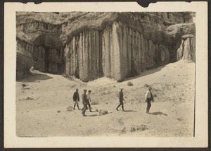 [Figuras em paisagem desértica]. de Louis Fleckenstein