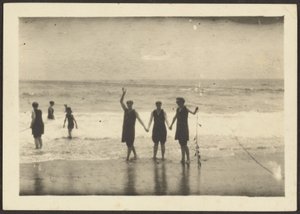[Figuras numa praia segurando algas marinhas]. de Louis Fleckenstein
