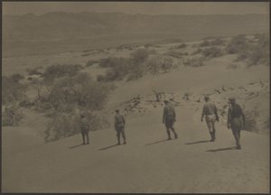 [Cinco homens a caminhar no deserto] de Louis Fleckenstein