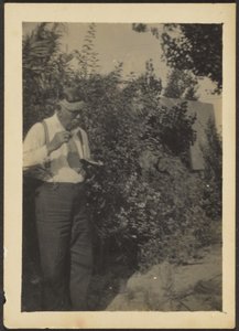 [Fleckenstein Eating in a Garden] de Louis Fleckenstein