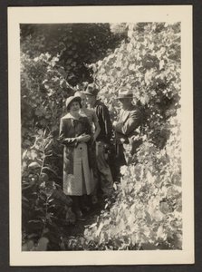 [Fleckenstein, Florence, and Her Sons in Woods] de Louis Fleckenstein