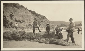 [Fleckenstein com máquina fotográfica e família na praia]. de Louis Fleckenstein