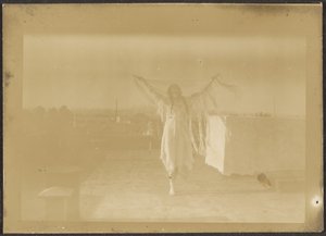 [Florence Dancing in Native American Costume] de Louis Fleckenstein