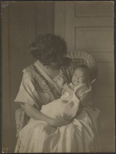[Florence segurando o bebé numa cadeira de baloiço] de Louis Fleckenstein