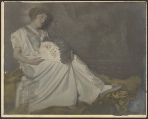 [Florença sentada com um grande leque] de Louis Fleckenstein