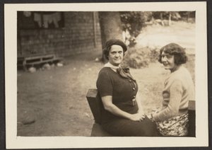 [Florence e uma amiga no quintal] de Louis Fleckenstein