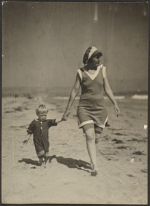 [Florence e o bebé a passear na praia] de Louis Fleckenstein
