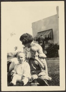 [Florença com duas crianças no relvado]. de Louis Fleckenstein