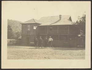 [Quatro homens diante de um edifício de madeira]. de Louis Fleckenstein