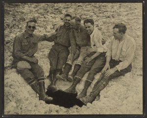 [Retrato de grupo sentado à entrada de uma gruta vertical, no Pico de San Jacinto] de Louis Fleckenstein