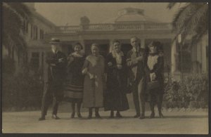 [Retrato de grupo em frente a um edifício público]. de Louis Fleckenstein
