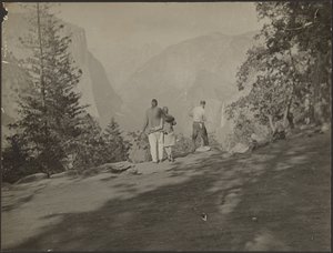 [Grupo de caminhantes a olhar para a vista]. de Louis Fleckenstein