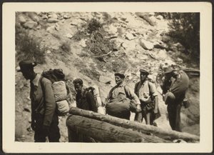 [Grupo de homens a caminhar]. de Louis Fleckenstein