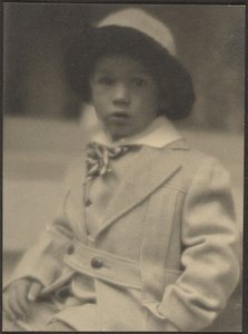 [Rapazinho com roupa bonita] de Louis Fleckenstein