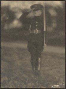 [Rapazinho de uniforme] de Louis Fleckenstein