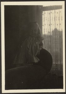 [Rapariga apoiada no encosto da cadeira]. de Louis Fleckenstein