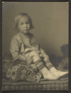 Menina pequena sobre uma almofada de Louis Fleckenstein
