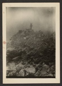 [Homem em cima de uma pilha de pedras] de Louis Fleckenstein