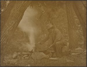 [Homem a cozinhar numa fogueira de acampamento na floresta] de Louis Fleckenstein