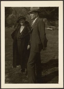 [Homem e mulher de pé na relva]. de Louis Fleckenstein