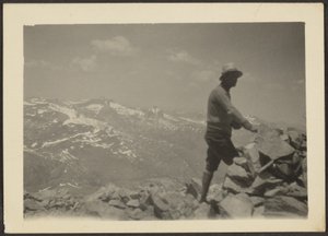 [Homem em paisagem montanhosa]. de Louis Fleckenstein