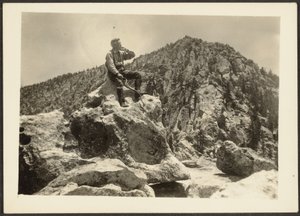 [Homem sentado em cima de rochas]. de Louis Fleckenstein