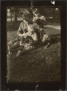 [Homem com crianças e cachorros no pátio]. de Louis Fleckenstein