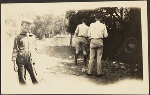 [Homens lá fora com lixo]. de Louis Fleckenstein