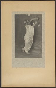 [Modelo em traje clássico]. de Louis Fleckenstein