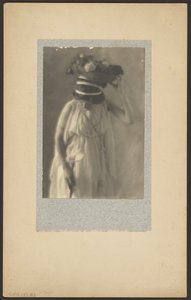 [Modelo em traje clássico]. de Louis Fleckenstein