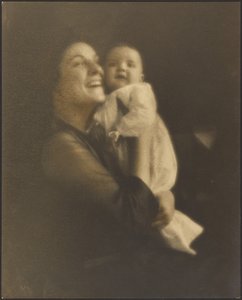 [Mãe e bebé com vestido branco]