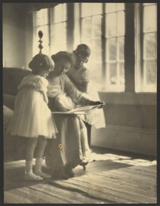 [Mãe e filhas a ler junto à janela]