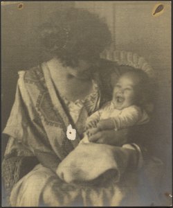 [Mãe com bata bordada e bebé] de Louis Fleckenstein