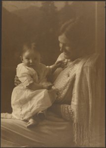 [Mãe com xaile e bebé]