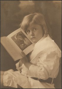 [Retrato de uma criança a segurar um livro aberto numa ilustração semelhante] de Louis Fleckenstein