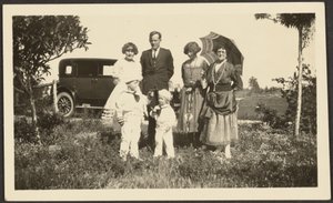 [Retrato da família de Florence no exterior com carro]. de Louis Fleckenstein