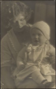 [Retrato de uma mãe com um bebé ao colo] de Louis Fleckenstein