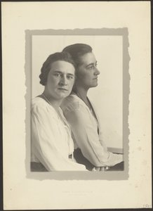 [Retrato de duas mulheres contra um fundo branco] de Louis Fleckenstein