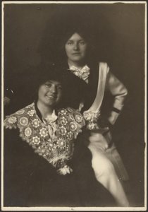 [Retrato de duas mulheres em trajes ornamentados]. de Louis Fleckenstein