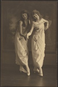 [Retrato de duas jovens com vestidos a condizer]. de Louis Fleckenstein