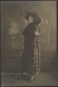 [Retrato de mulher de casaco comprido diante de uma tapeçaria] de Louis Fleckenstein