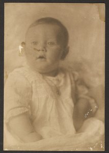 [Retrato de um bebé com vestido de renda]. de Louis Fleckenstein
