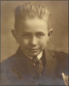 [Retrato de um rapaz diante de uma tela com riscas] de Louis Fleckenstein