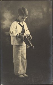 [Retrato de um rapaz de fato de marinheiro com um carrinho de brincar] de Louis Fleckenstein