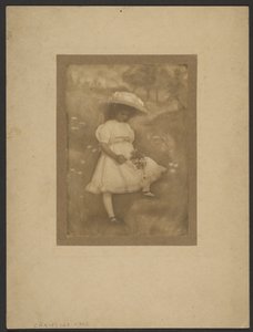 [Retrato de uma rapariga com flores perante um cenário pintado] de Louis Fleckenstein