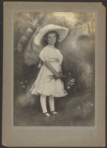 [Retrato de uma rapariga com flores perante um cenário pintado] de Louis Fleckenstein