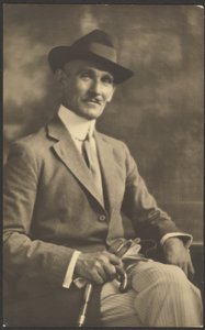 [Retrato de um homem com bengala e luvas] de Louis Fleckenstein